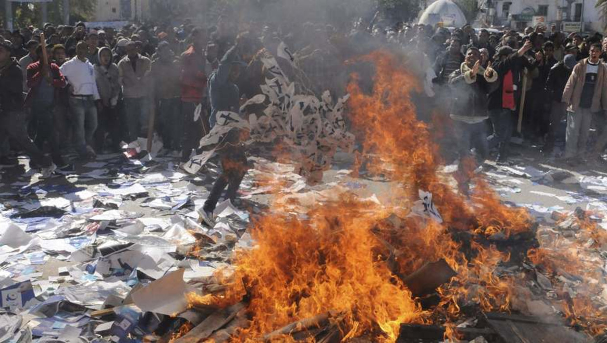 Demonstranten verbranden documenten behorende tot de islamistische Ennahda. Beeld reuters
