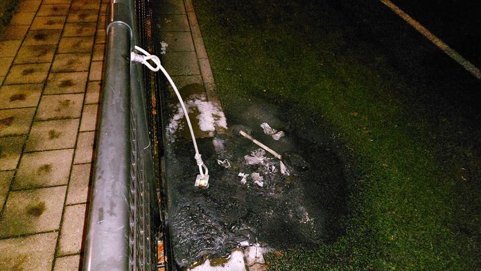 Het veld bij CJVV werd door de brand beschadigd.