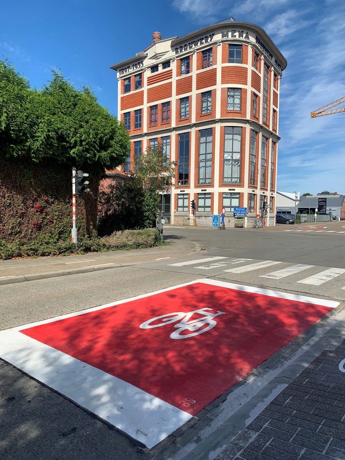 kruispunt-mena-fietsveiliger-ingericht-met-voorsorteerstroken
