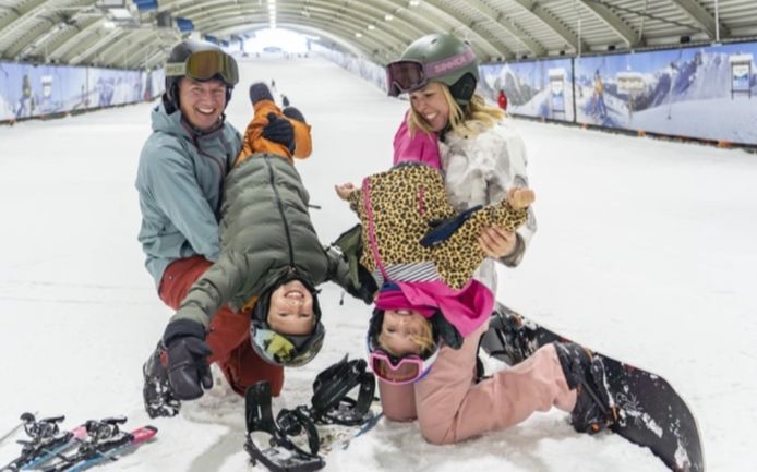 Met het gezin op skivakantie: een zalige tijd, die je niet wil laten verpesten door blessures. Met onderstaand advies beperk je dat risico voor een groot deel.
