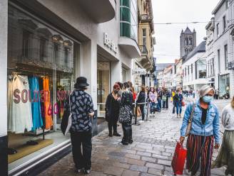Veel rijen op eerste soldendag: “Vooral omdat door corona minder mensen tegelijk binnen mogen”