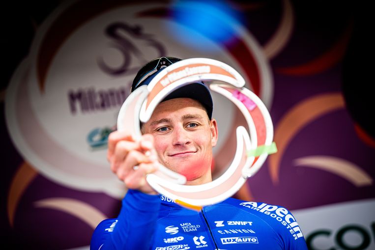 Mathieu van der Poel met de trofee die past bij de zege in Milaan-Sanremo. Beeld BELGA