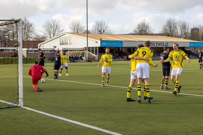 De gebroeders Blom, doelpuntenmaker Teun (9) en Sam (geheel rechts), vieren de 1-0 van SV Zwolle tegen Wissel.