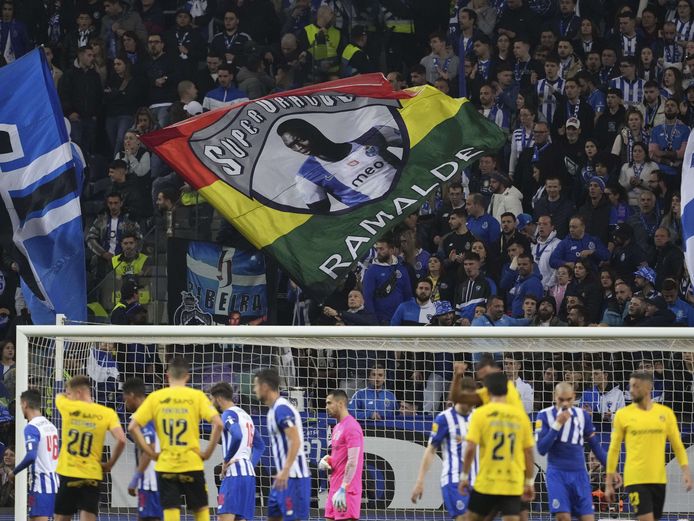 Vlag en ook een eerbetoon gisterenavond tijdens Porto - Rio Ave, ook twee ex-clubs van Atsu.