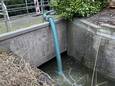 Het waterschap voert overtollig water af met noodpompen.