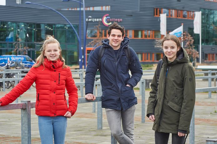 Leerlingen van het Voortgezet Onderwijs Veghel bij het Zwijsen College, van links naar rechts  Bregje Schuurmans, Stijn Dortmans en Doris Nap.
Fotograaf: Van Assendelft/Jeroen Appels