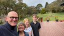 Sander, Marga, Juliette en Roderick bij hun woning in Woodend in Australië.
