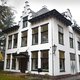 Volkskrant Ochtend: Huisarts weigert patiënten uit kleine woonzorghuizen | Journalist Arnold Karskens wil nog levende oorlogsmisdadigers voor de rechter krijgen