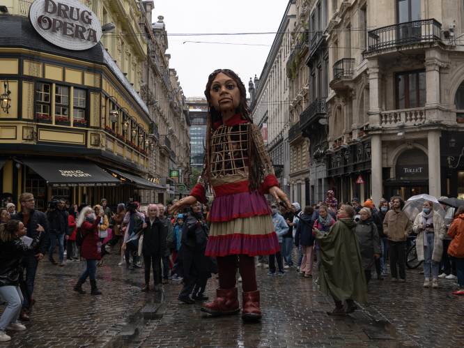 3,5 meter hoge pop Amal houdt halt in Brussel: “Symbool voor alle kinderen die op de vlucht zijn”