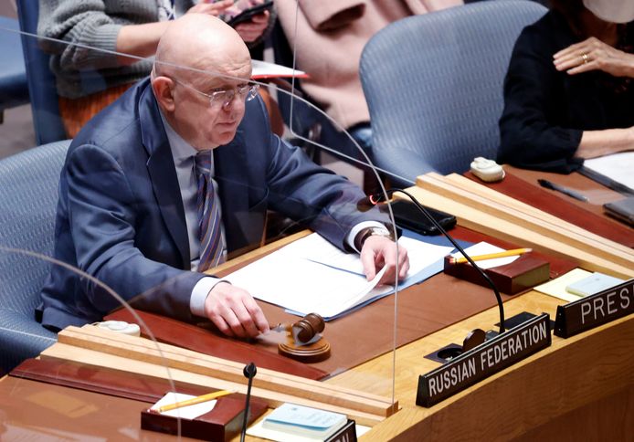 De Russische VN-ambassadeur Vassily Nebenzia tijdens de spoedvergadering van de VN-Veiligheidsraad.