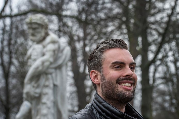 Homo-activist Lennard van miL van de Roze Leeuw neemt geen blad voor de mond over straatintimidatie door vooral allochtone jongeren.