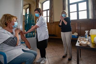 “Regelmatig moesten we iemand ‘er snel tussen nemen’”: volgens vrijwilliger werd er druk uitgeoefend op vaccinatiecentrum Sint-Truiden