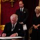 Charles stapt in voetsporen van zijn moeder, met een lichte hapering