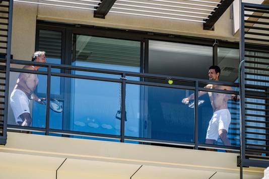 Novak Djokovic traint op zijn balkon in Adelaide.