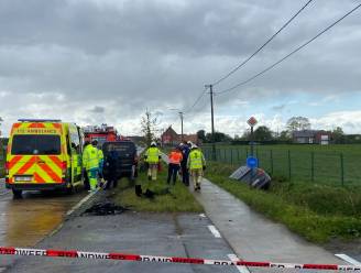 Vrouw (54) gewond na ongeval in Zedelgem: wagen eindigt in gracht