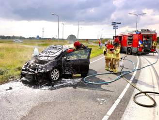 Auto brandt - ondanks inzet gloednieuwe blusauto - uit bij Ens