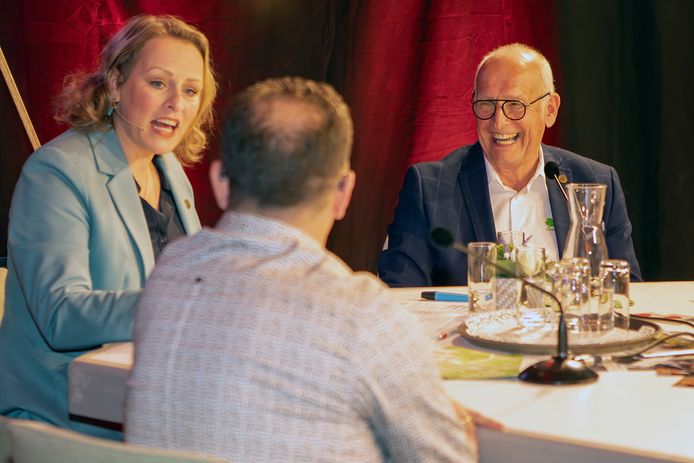 Verkiezingsavond van de gemeente Gilze en Rijen met rechts Peter van Seters van Groen Gilze en Rijen, de winnaar van de verkiezingen.
