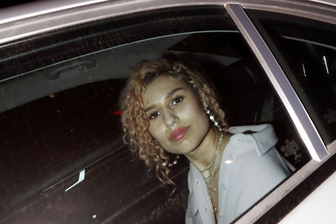 De Britse popster Raye. Zij werd samen met Drake in Londen gespot tijdens een date.
