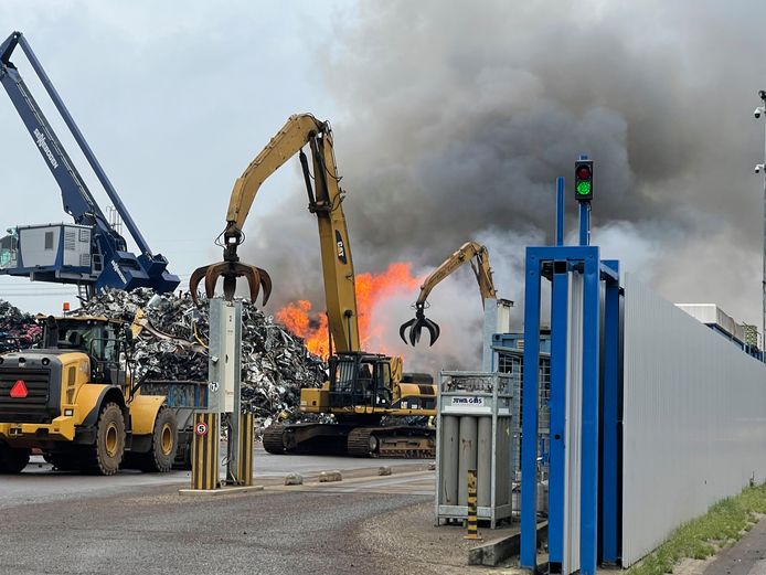 Brand bij schrootbedrijf aan Rietveldenkade in Den Bosch