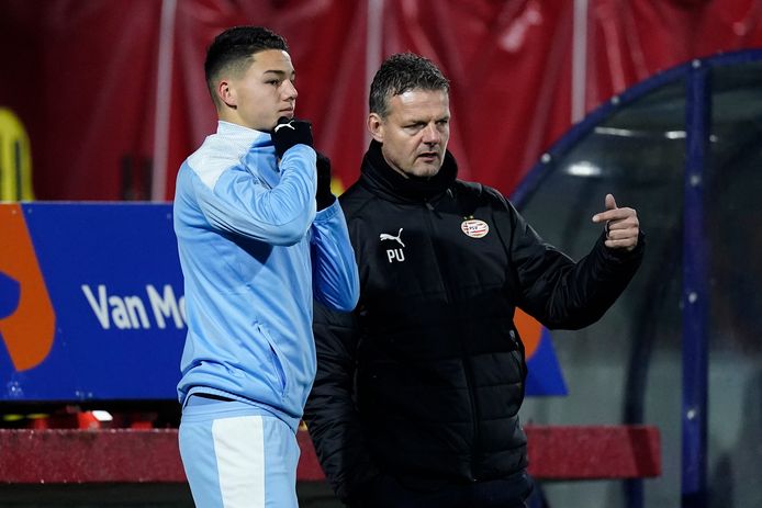 Jong PSV-trainer Peter Uneken met debutant Jenson Seelt.