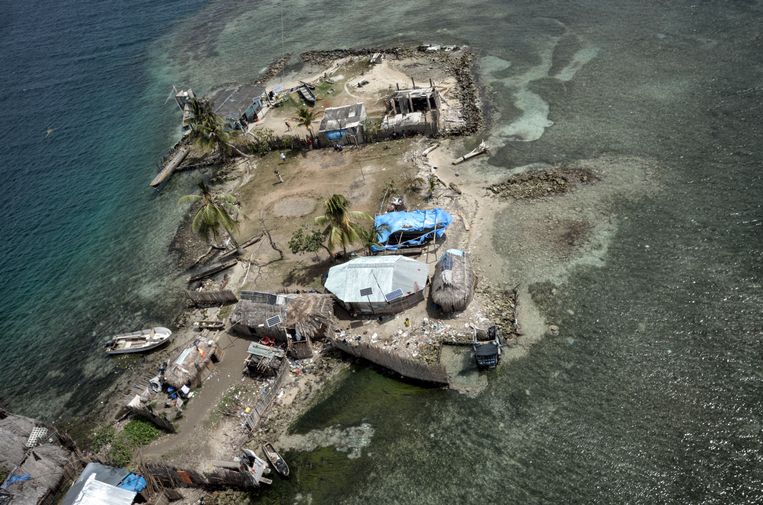 Cartí Cohabita is een van de kwetsbaarste eilanden; de bevolking probeert het eiland te beschermen door het bouwen van een muur van koraal. 
 Beeld Kadir van Lohuizen / NOOR