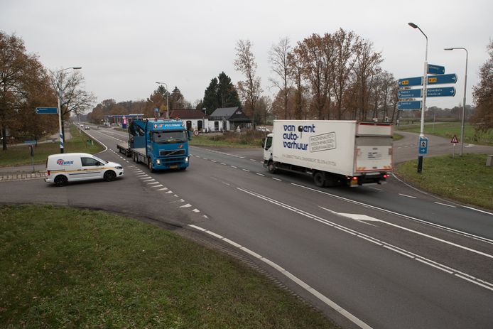 Een viaduct over de N35 moet de verkeersveiligheid op de kruising met de Stationsweg in Haarle verbeteren.