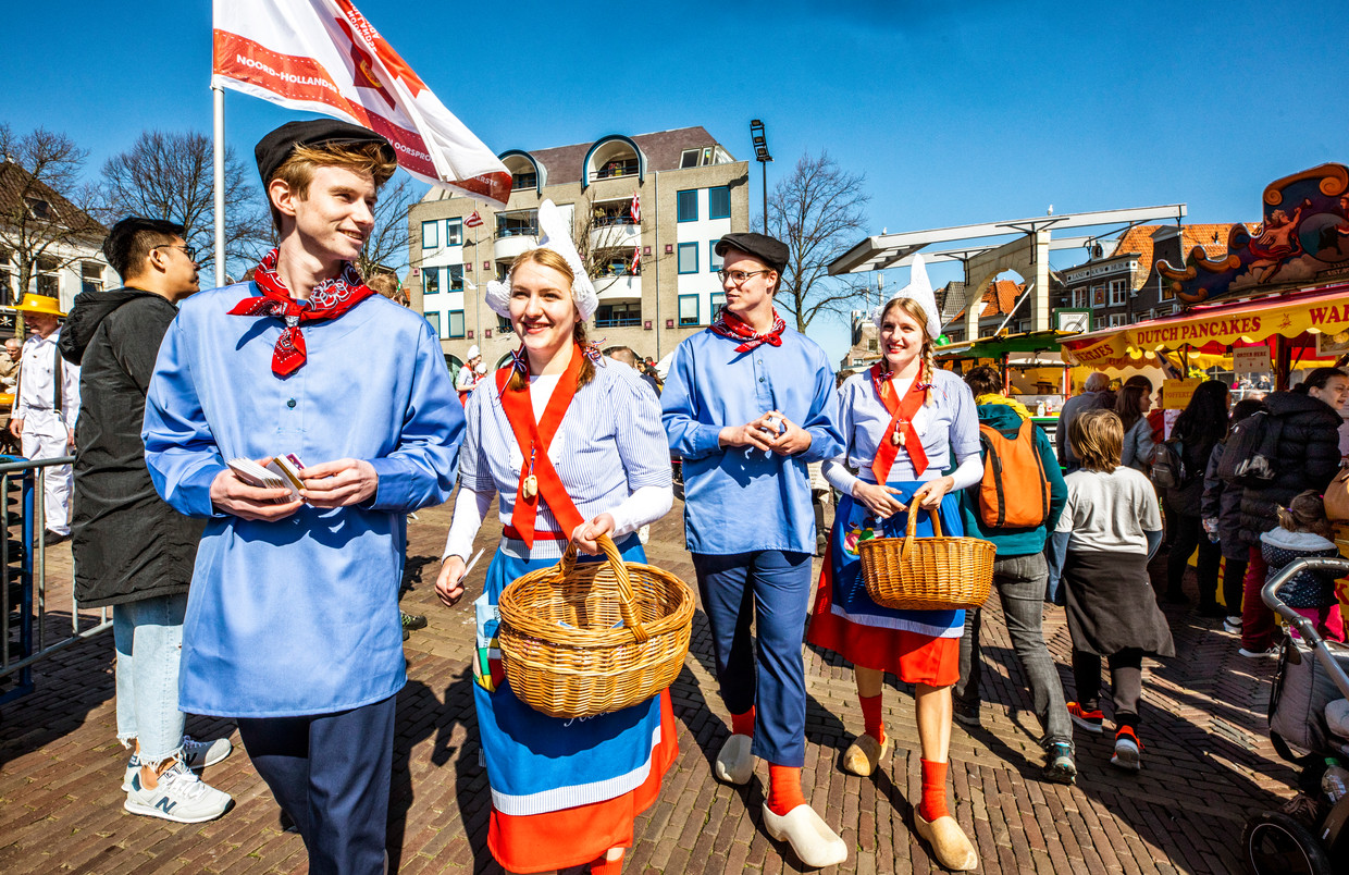 Kaasjongeren in Alkmaar. Beeld Raymond Rutting / de Volkskrant