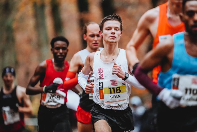 Stan Schipperen finishte zondag als eerste Nederlandse 'Onder-23'-atleet in de Tilburgse Warandeloop.