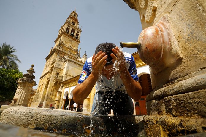 Un homme tente de se rafraîchir sous une fontaine à Cordoue.