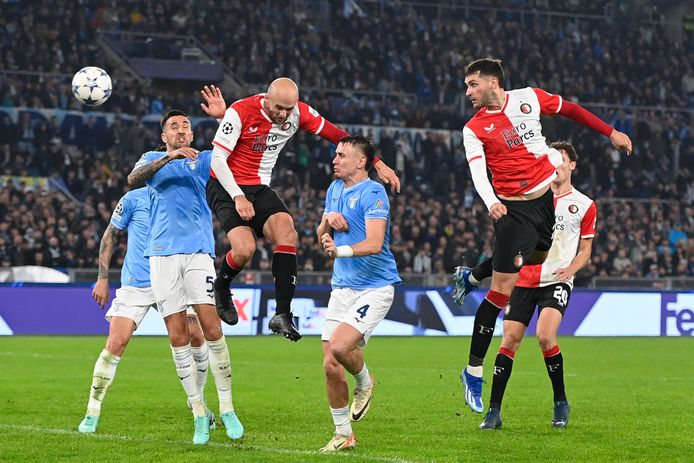 Kopbal van Santiago Giménez die nipt naast het doel van Lazio gaat.