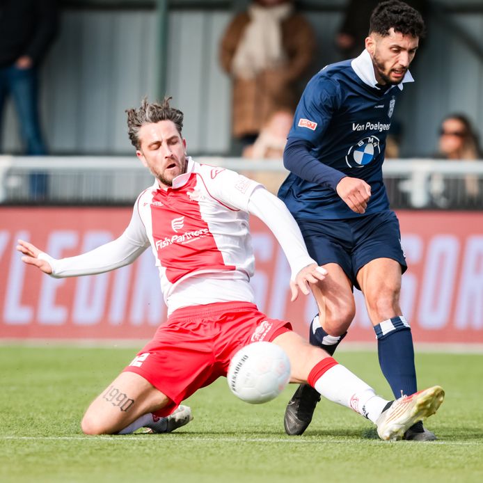 Kai Heerings (l) van IJsselmeervogels probeert Zakaria Eddahchouri van Koninklijke HFC af te stoppen.