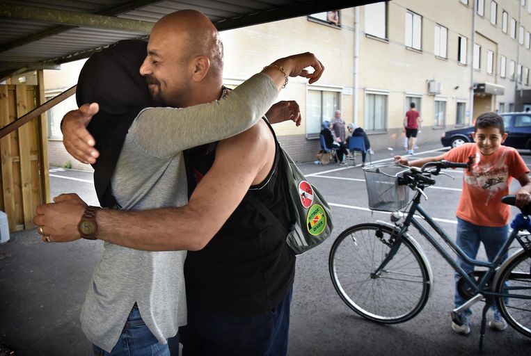 Juni 2016: Mohannad en zijn vrouw Layla na het verlossende telefoontje van hun advocaat. Ze zijn officieel statushouders. Beeld Marcel van den Bergh