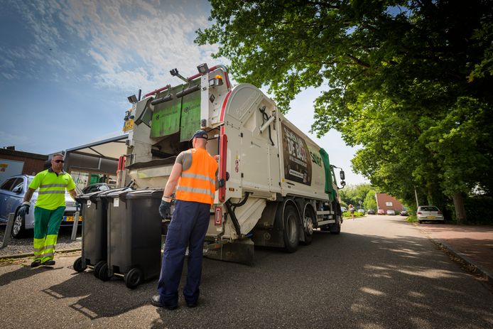 Mannen van Saver halen huishoudelijk afval op.