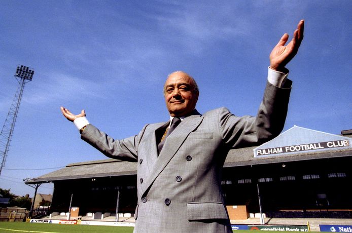 Mohamed Al-Fayed in 1997, voor de tribunes van het stadion van de Londense voetbalclub Fulham, waar hij destijds de eigenaar van was.