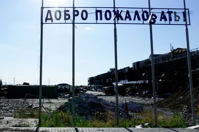 "Bienvenue" peut-on lire sur ce panneau dans la ville déserte de Marioupol où les civils ont fui la guerre ou ont été déportés (Illustration).
