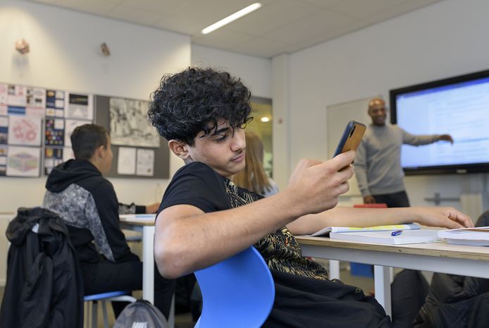 Mobieltjes Ook Geweerd Uit Klassen Basisschool ‘zo Beschermen We De Leerlingen Politiek 3772