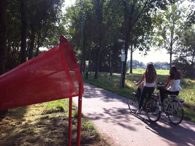 Politie zoekt overvaller Weurt die op een gehavende scooter met een lekke band reed