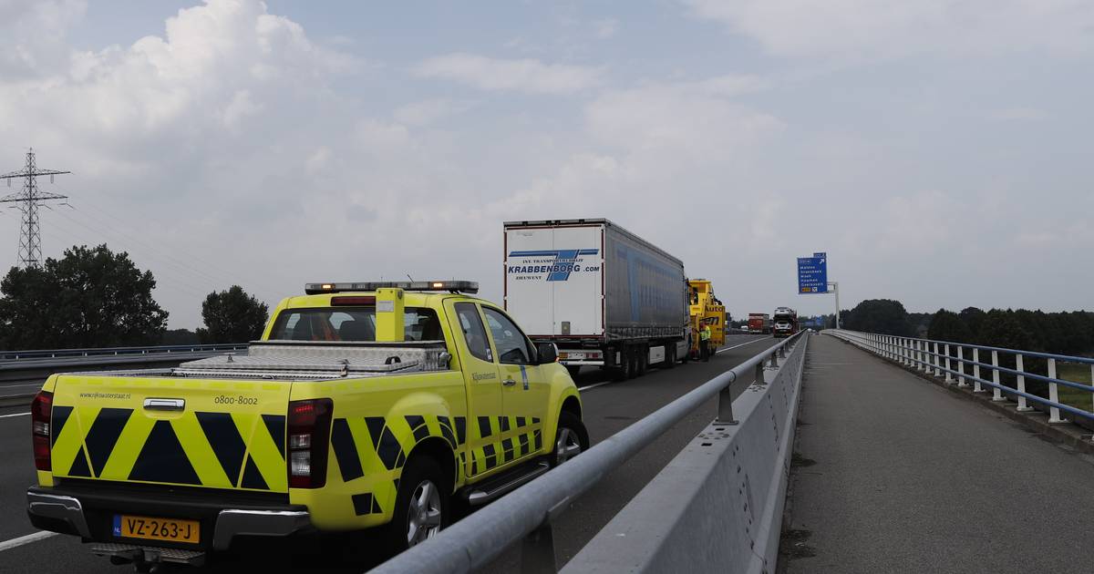 Ongeluk met drie vrachtwagens op A73: flinke file tussen Cuijk en Malden.