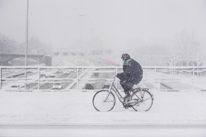 Hoe sterk is deze eenzame fietser in Rotterdam?