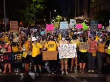 Woedende moeders Portland vormen een muur tegen politiemacht
