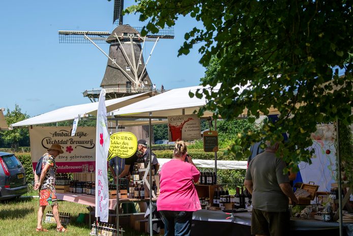 Boerenmarkt in Vilsteren. Kramen rond de molen.