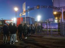 Stormloop op kaarten voor wedstrijd tussen stuntploeg Spakenburg tegen PSV in KNVB-beker