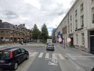 Bromfietser knalt tegen jonge vrouw op zebrapad in Aalst en slaat zonder omkijken op de vlucht 