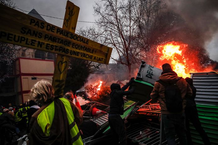 Een barricade van de gele hesjes tijdens een protest in Parijs.