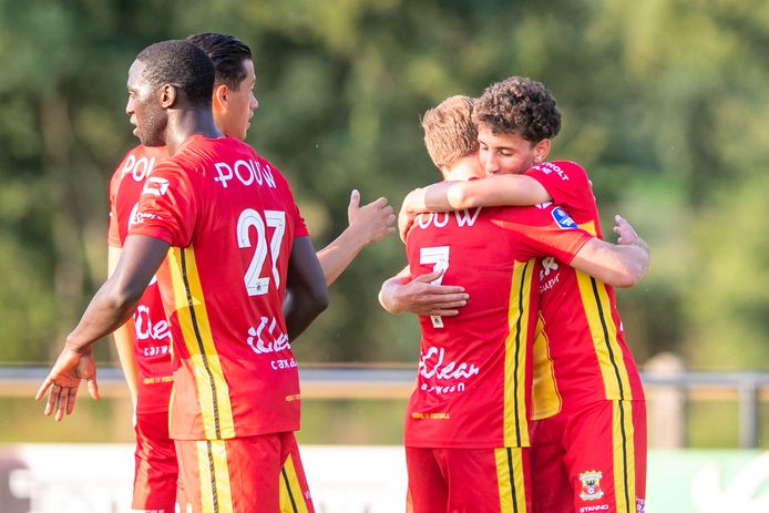 Giovarny Sluiter (rechts) krijgt de felicitaties na zijn gelijkmaker tegen Vitesse. De 1-1 ruststand tussen GA Eagles en Vitesse bleek in Terwolde ook de eindstand.