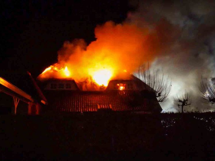 Rieten dak van woonhuis in Baak gaat in vlammen op