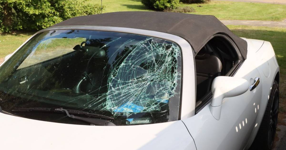 Ongeluk in Tuk: auto schept fietser.