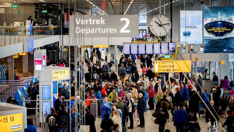 Drukte in de vertrekhal van Schiphol Beeld anp