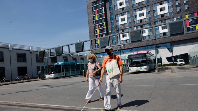 Blinden balen al jaren van chaotisch Stationsplein in Nijmegen, nu laten ze ambtenaren oversteken: ‘Ik ben de weg kwijt’
