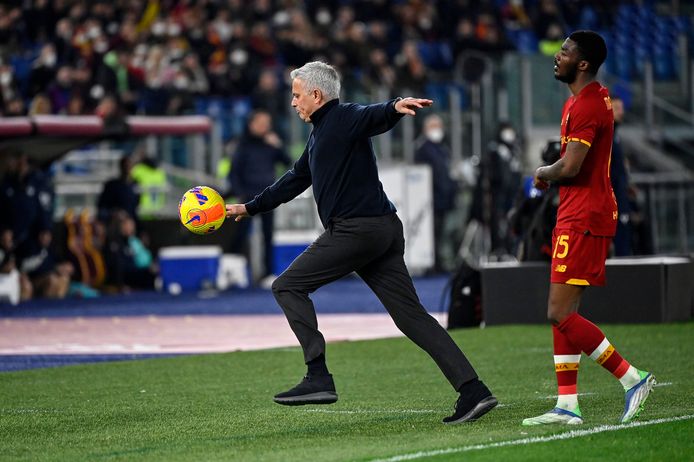José Mourinho schopte boos een bal de tribune in.